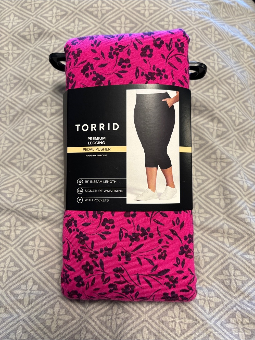 Torrid sz 2 magenta ditsy pattern pedal pusher leggings NWT